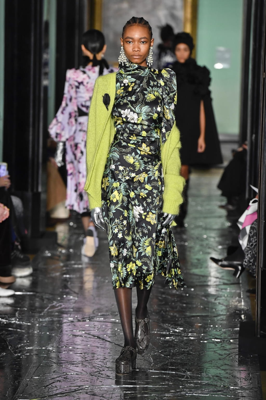 Fashion Week London Fall/Winter 2020 look 38 from the Erdem collection 女装