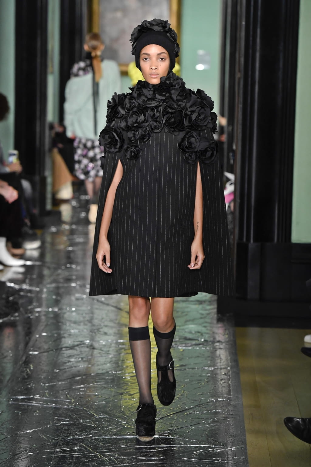 Fashion Week London Fall/Winter 2020 look 39 from the Erdem collection 女装