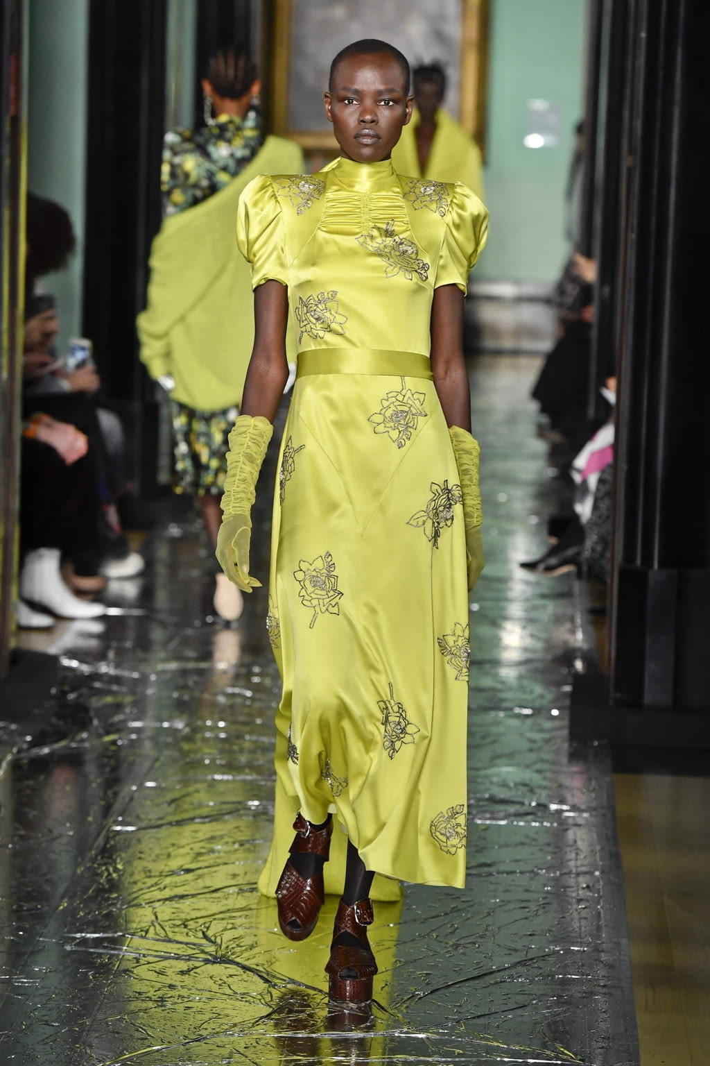 Fashion Week London Fall/Winter 2020 look 40 from the Erdem collection 女装