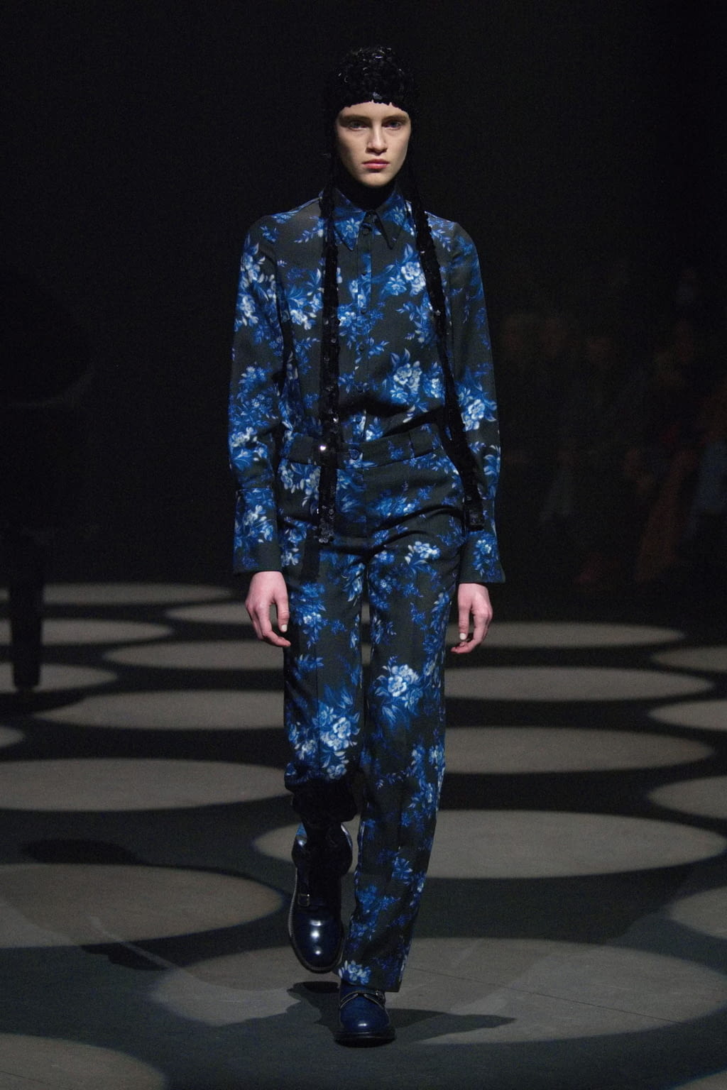 Fashion Week London Fall/Winter 2022 look 23 from the Erdem collection 女装