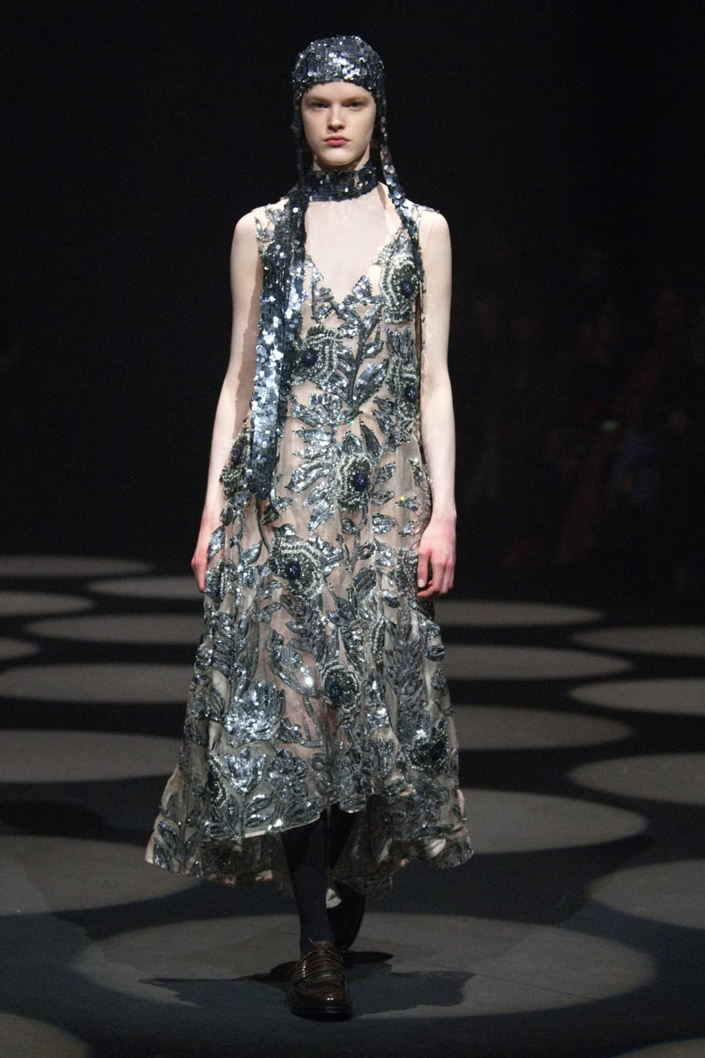 Fashion Week London Fall/Winter 2022 look 37 from the Erdem collection 女装