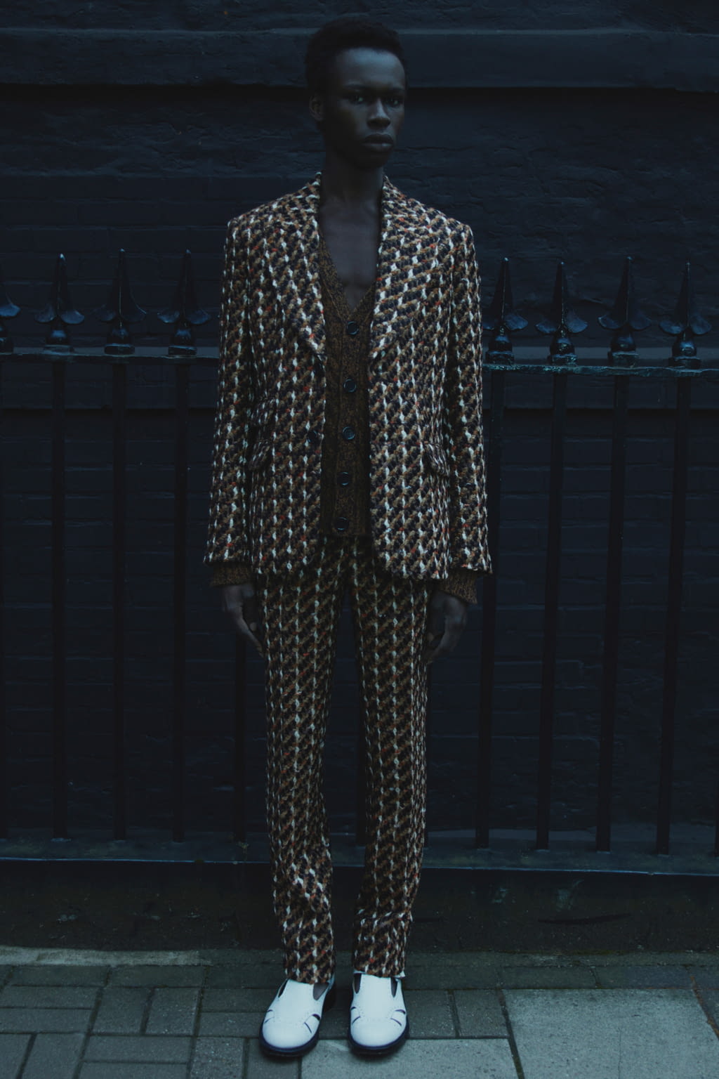 Fashion Week London Fall/Winter 2022 look 1 from the Erdem collection 男装