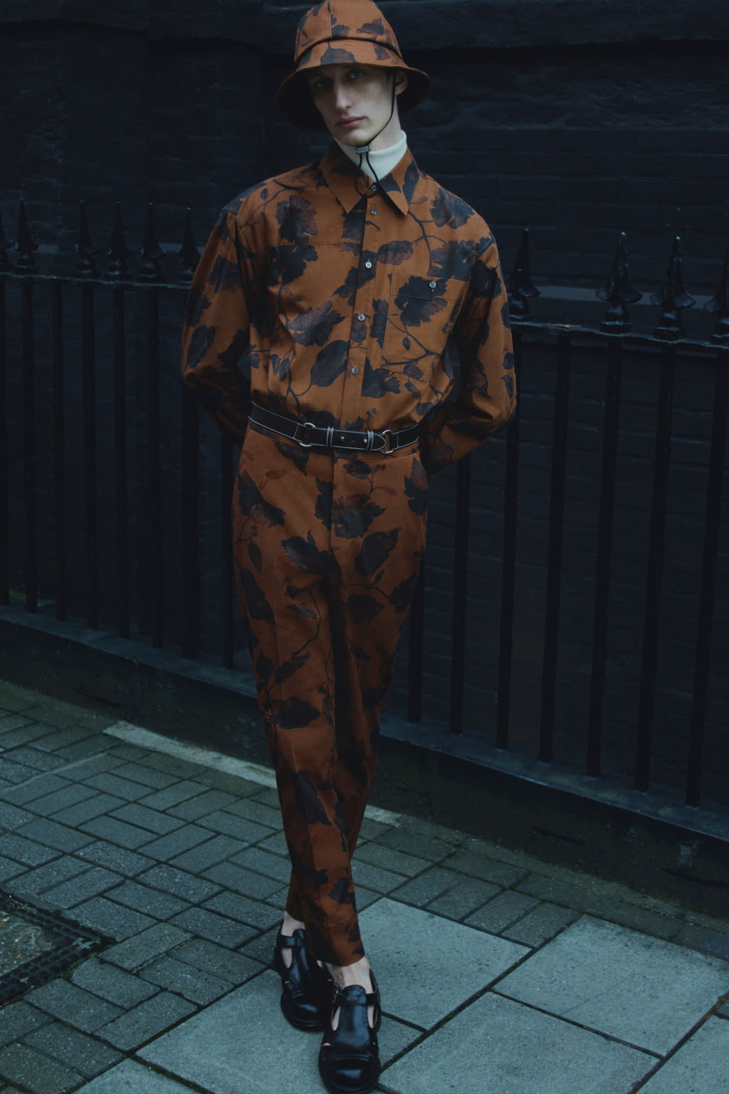 Fashion Week London Fall/Winter 2022 look 13 from the Erdem collection menswear