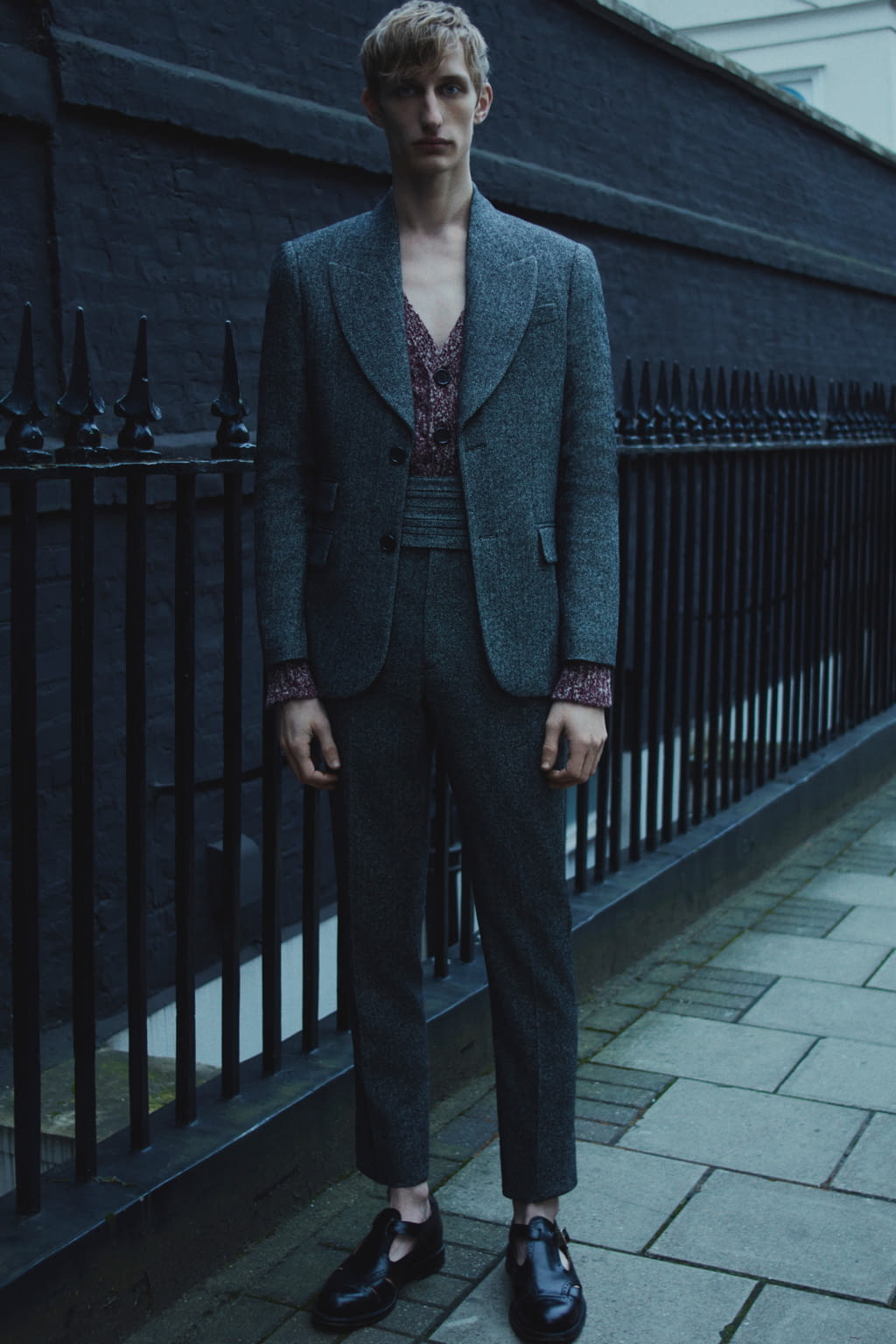 Fashion Week London Fall/Winter 2022 look 15 from the Erdem collection menswear