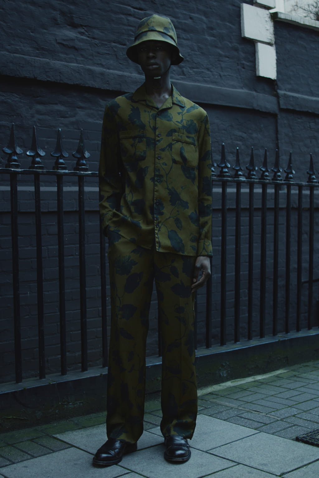 Fashion Week London Fall/Winter 2022 look 16 from the Erdem collection menswear