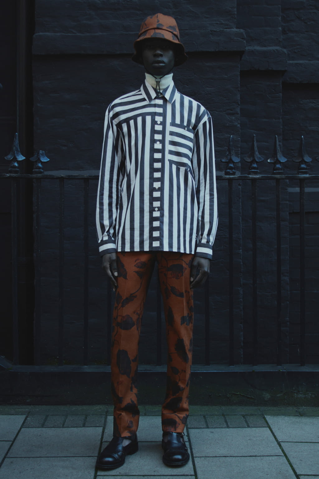 Fashion Week London Fall/Winter 2022 look 17 from the Erdem collection menswear
