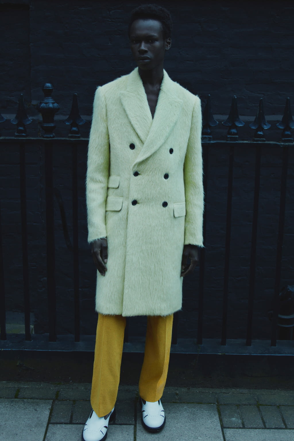 Fashion Week London Fall/Winter 2022 look 2 from the Erdem collection 男装