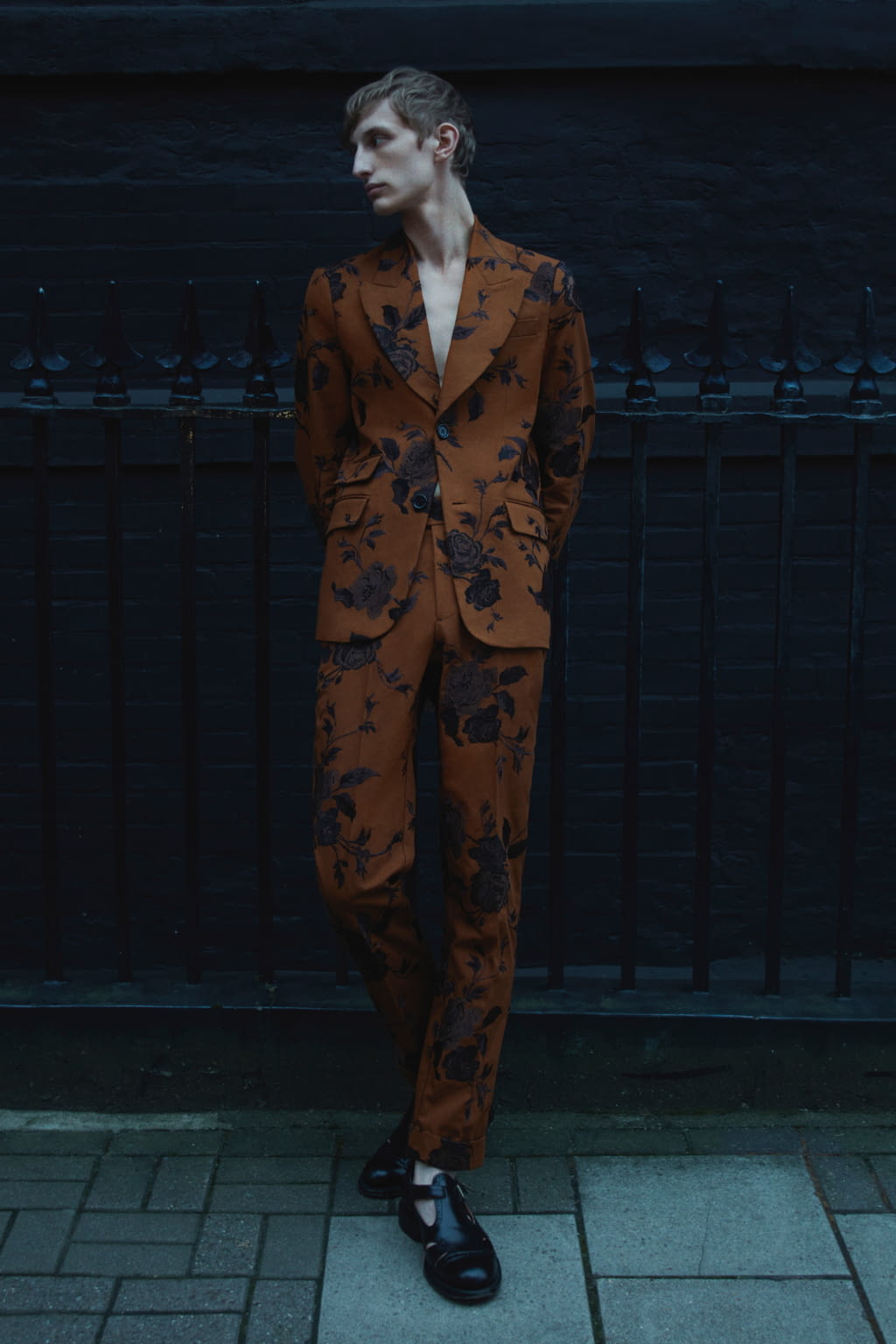 Fashion Week London Fall/Winter 2022 look 20 from the Erdem collection menswear