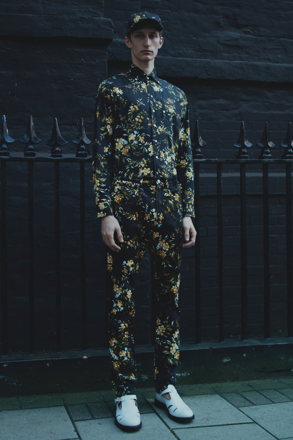Fashion Week London Fall/Winter 2022 look 8 from the Erdem collection menswear