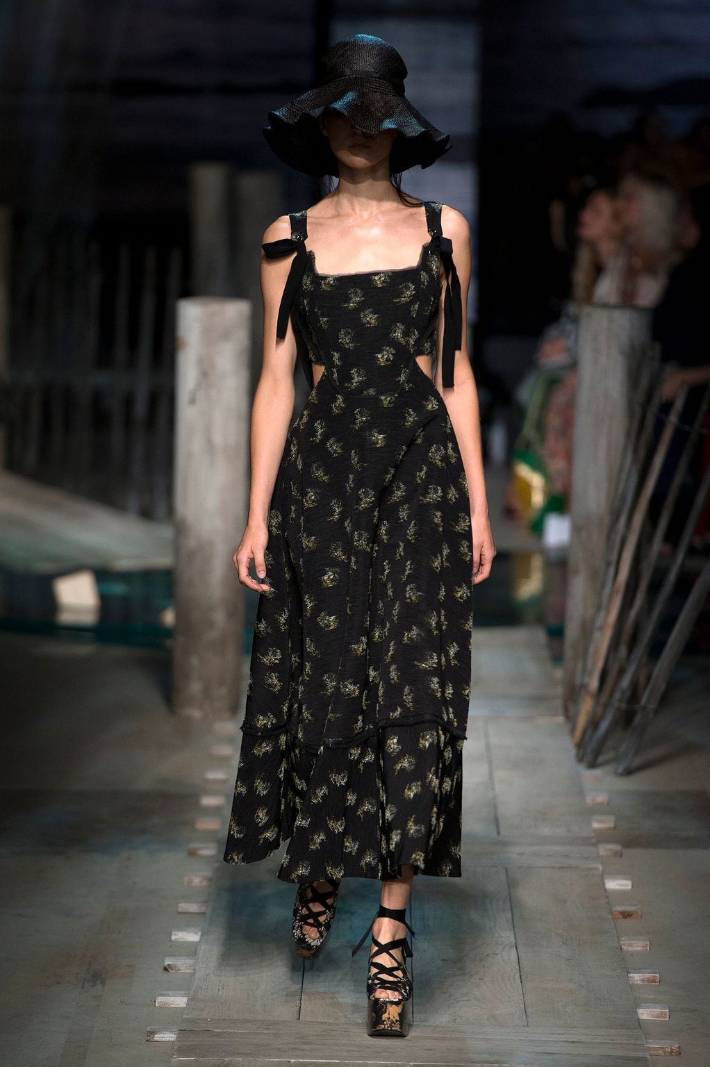 Fashion Week London Spring/Summer 2017 look 4 from the Erdem collection womenswear