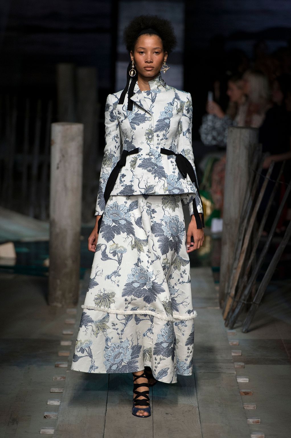 Fashion Week London Spring/Summer 2017 look 6 from the Erdem collection 女装