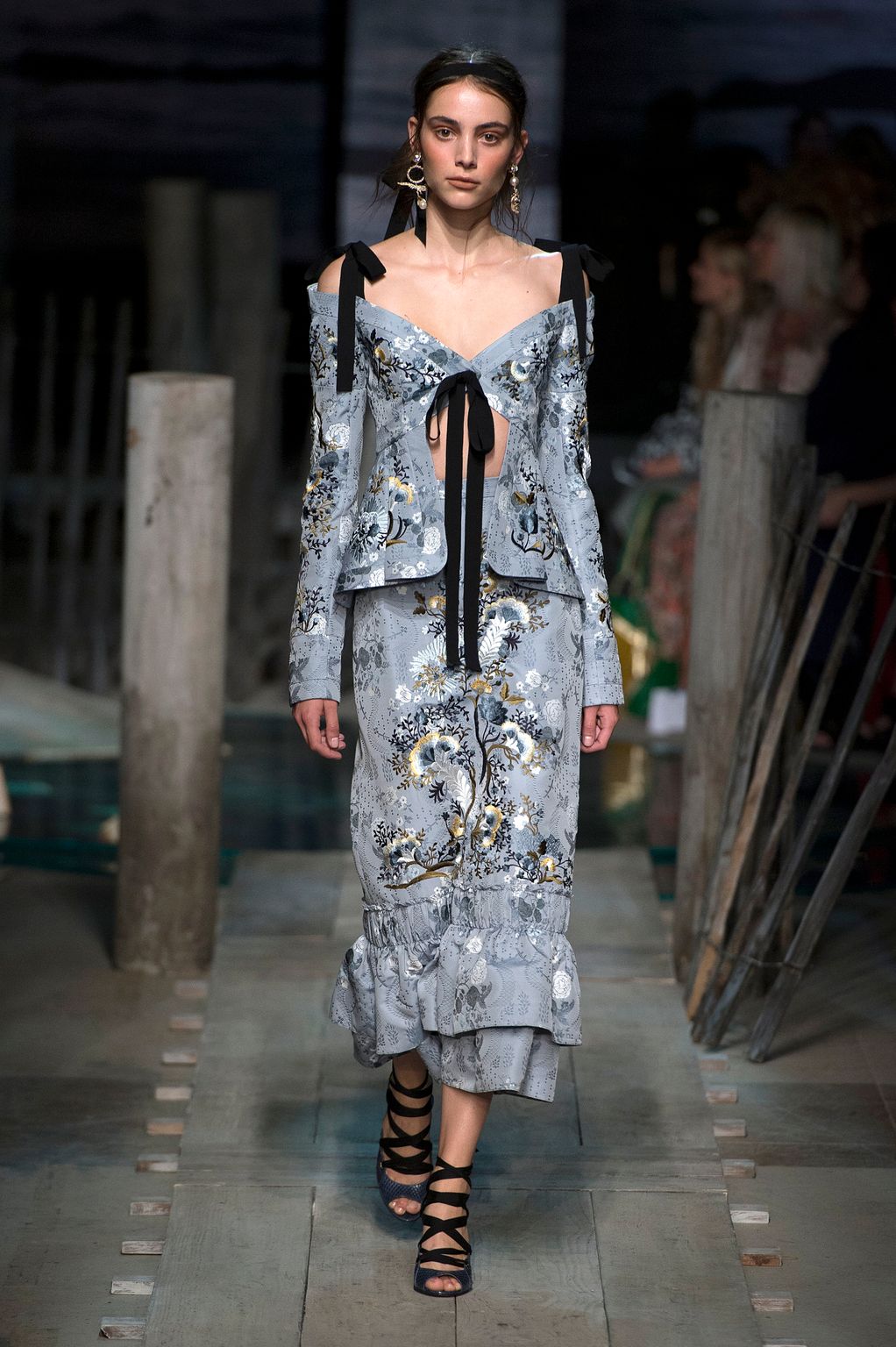 Fashion Week London Spring/Summer 2017 look 7 from the Erdem collection 女装