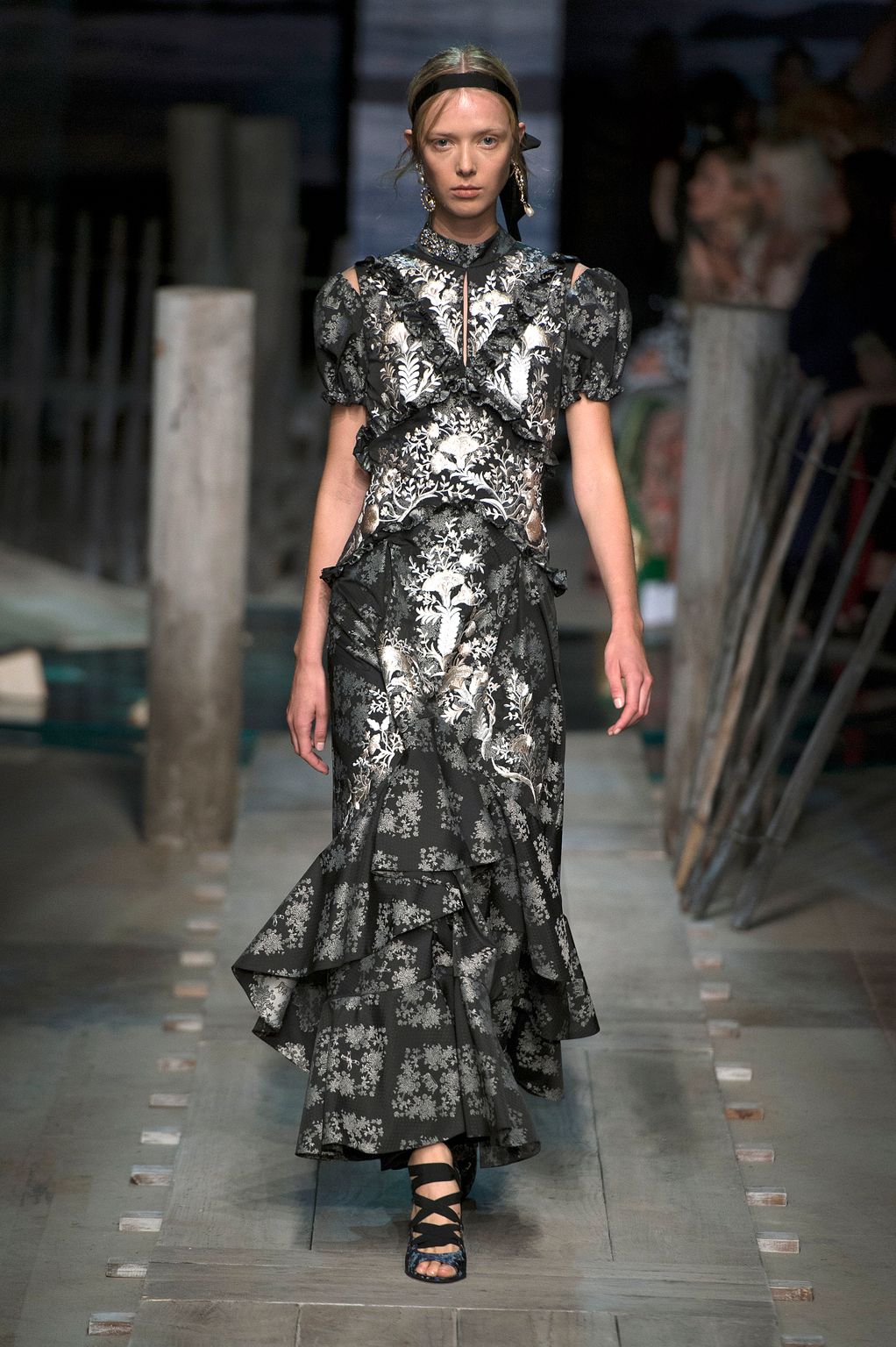 Fashion Week London Spring/Summer 2017 look 10 from the Erdem collection 女装