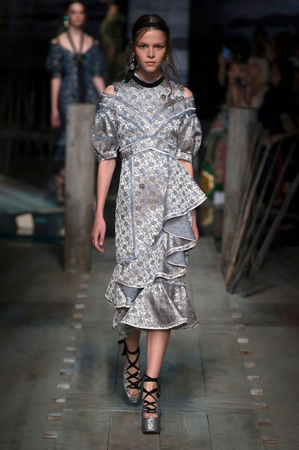 Fashion Week London Spring/Summer 2017 look 12 from the Erdem collection 女装