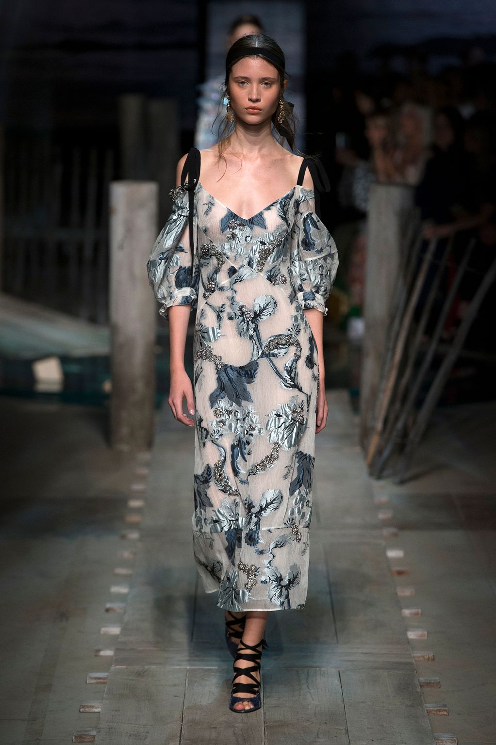 Fashion Week London Spring/Summer 2017 look 23 from the Erdem collection 女装