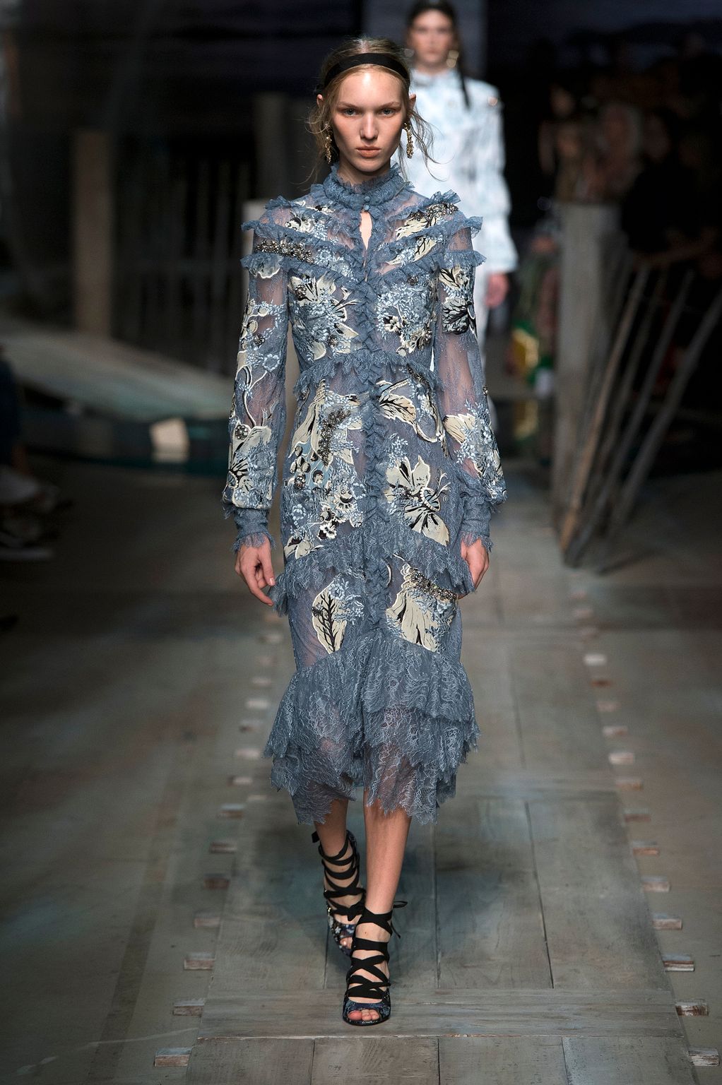 Fashion Week London Spring/Summer 2017 look 24 from the Erdem collection 女装