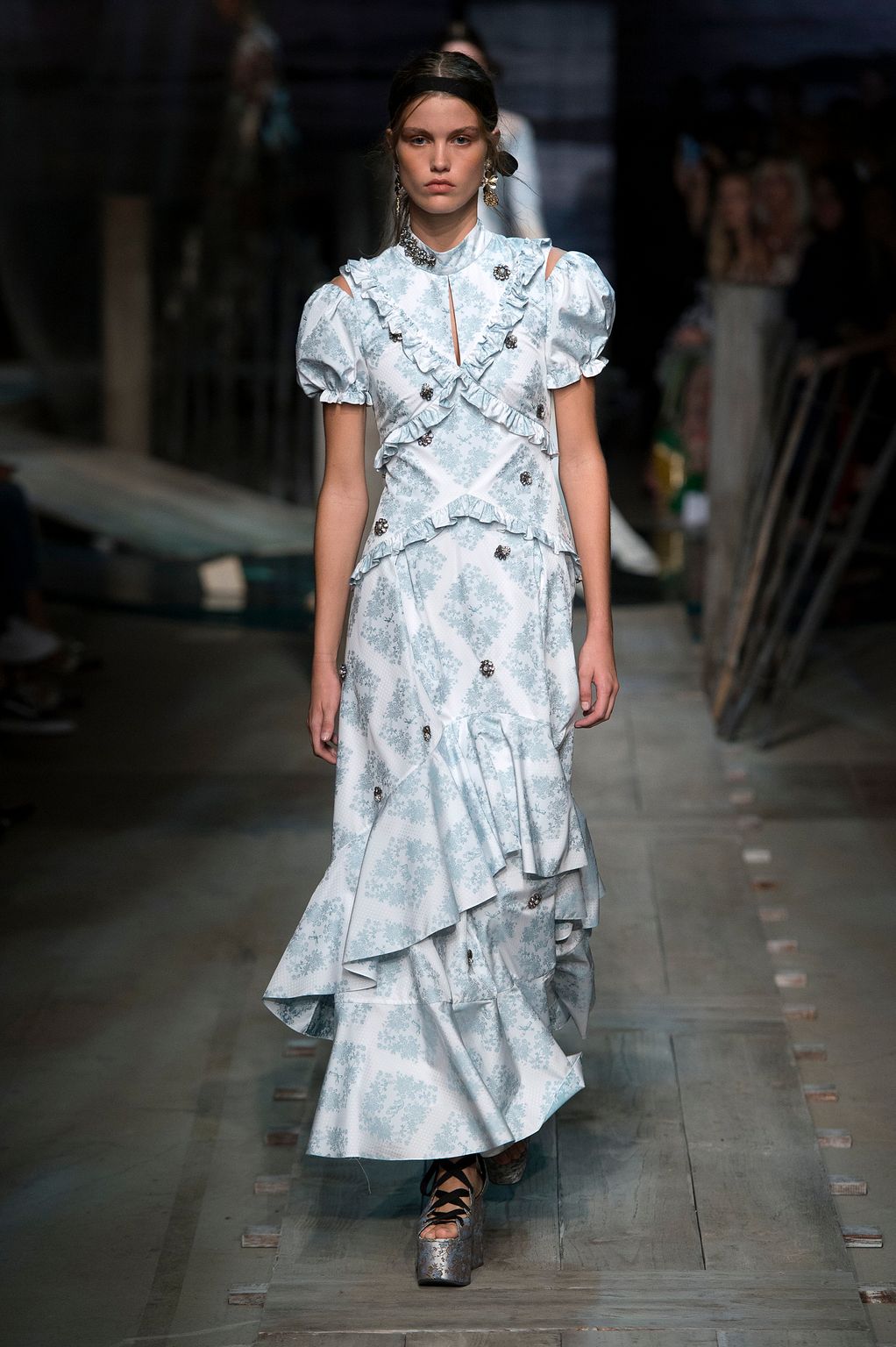 Fashion Week London Spring/Summer 2017 look 26 from the Erdem collection 女装