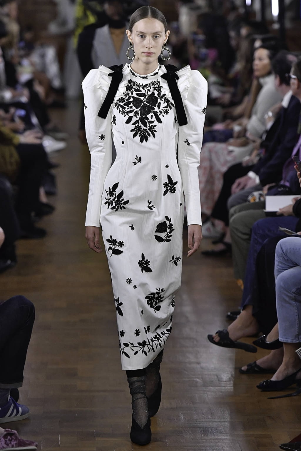 Fashion Week London Spring/Summer 2019 look 9 from the Erdem collection 女装
