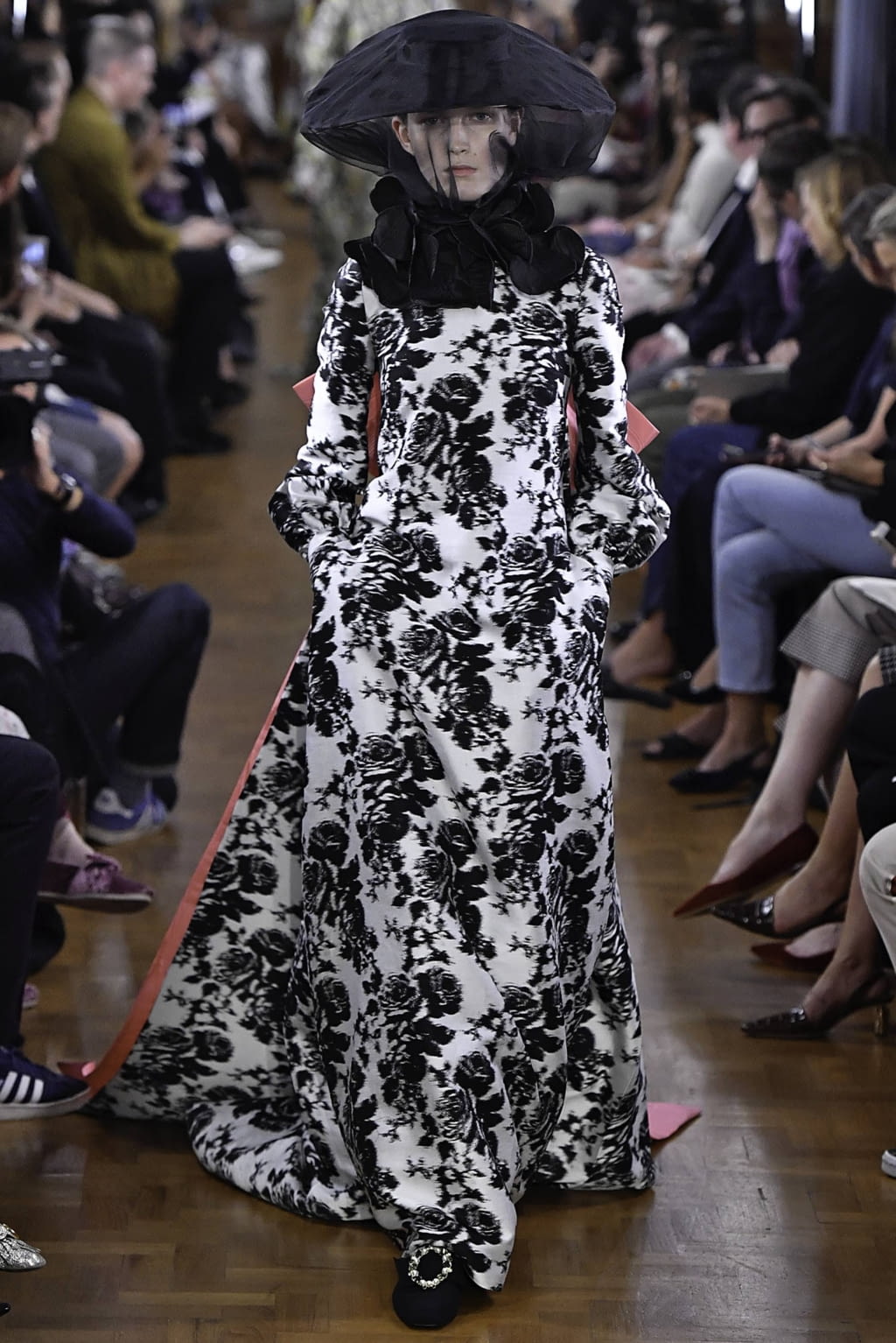 Fashion Week London Spring/Summer 2019 look 15 from the Erdem collection 女装