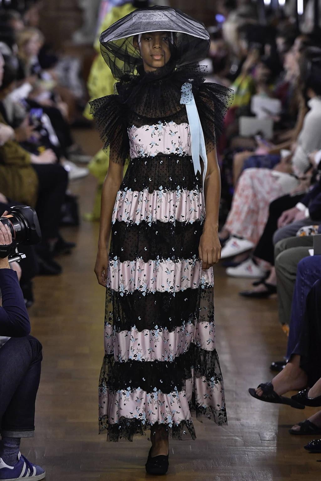 Fashion Week London Spring/Summer 2019 look 22 from the Erdem collection 女装