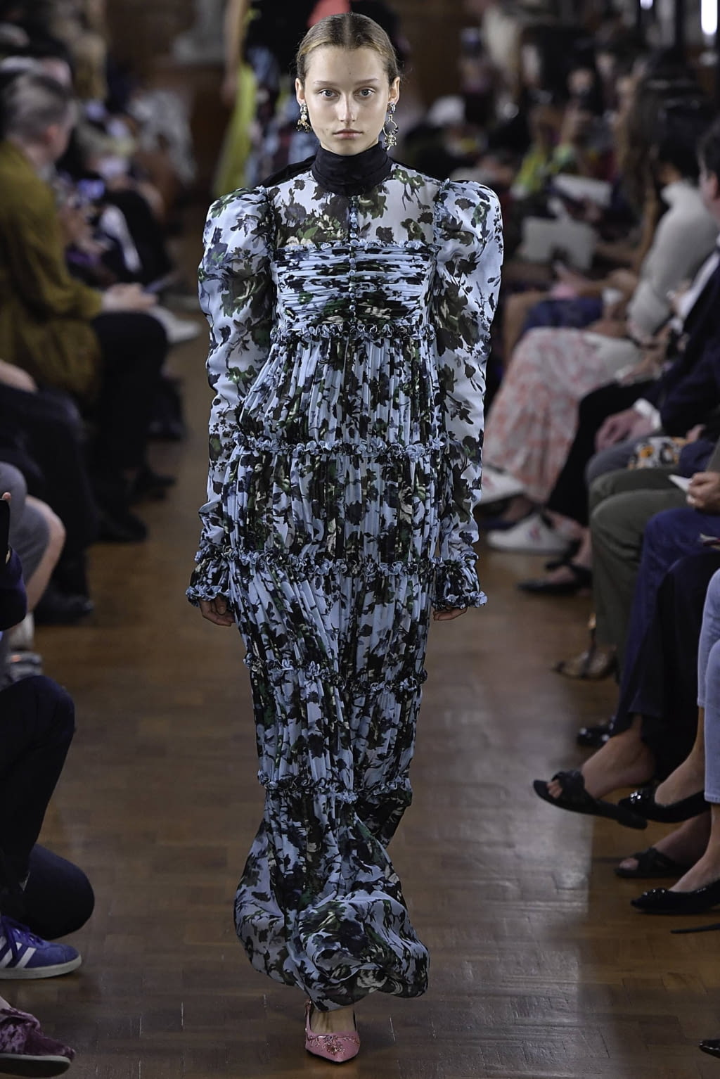 Fashion Week London Spring/Summer 2019 look 27 from the Erdem collection 女装