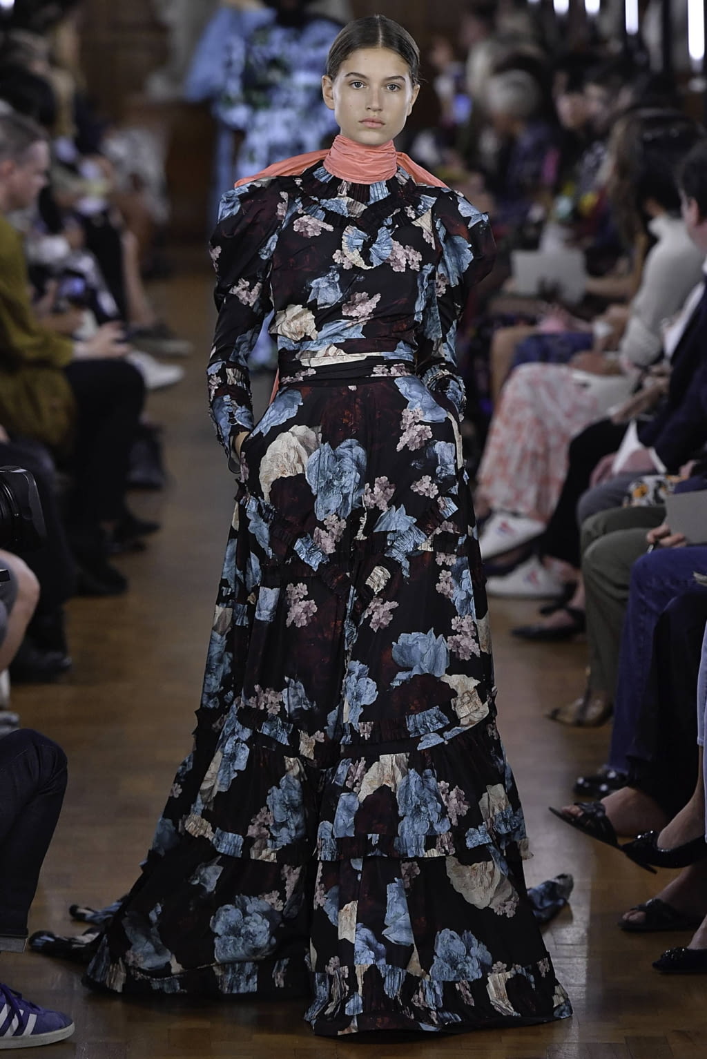 Fashion Week London Spring/Summer 2019 look 39 from the Erdem collection 女装