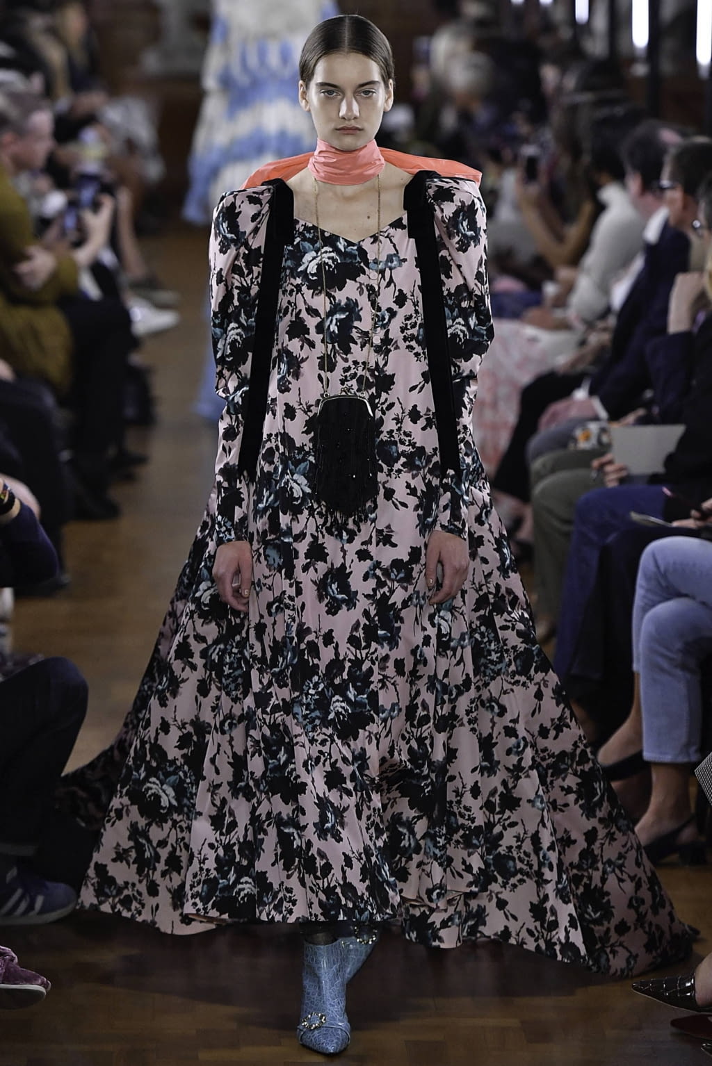 Fashion Week London Spring/Summer 2019 look 42 from the Erdem collection 女装