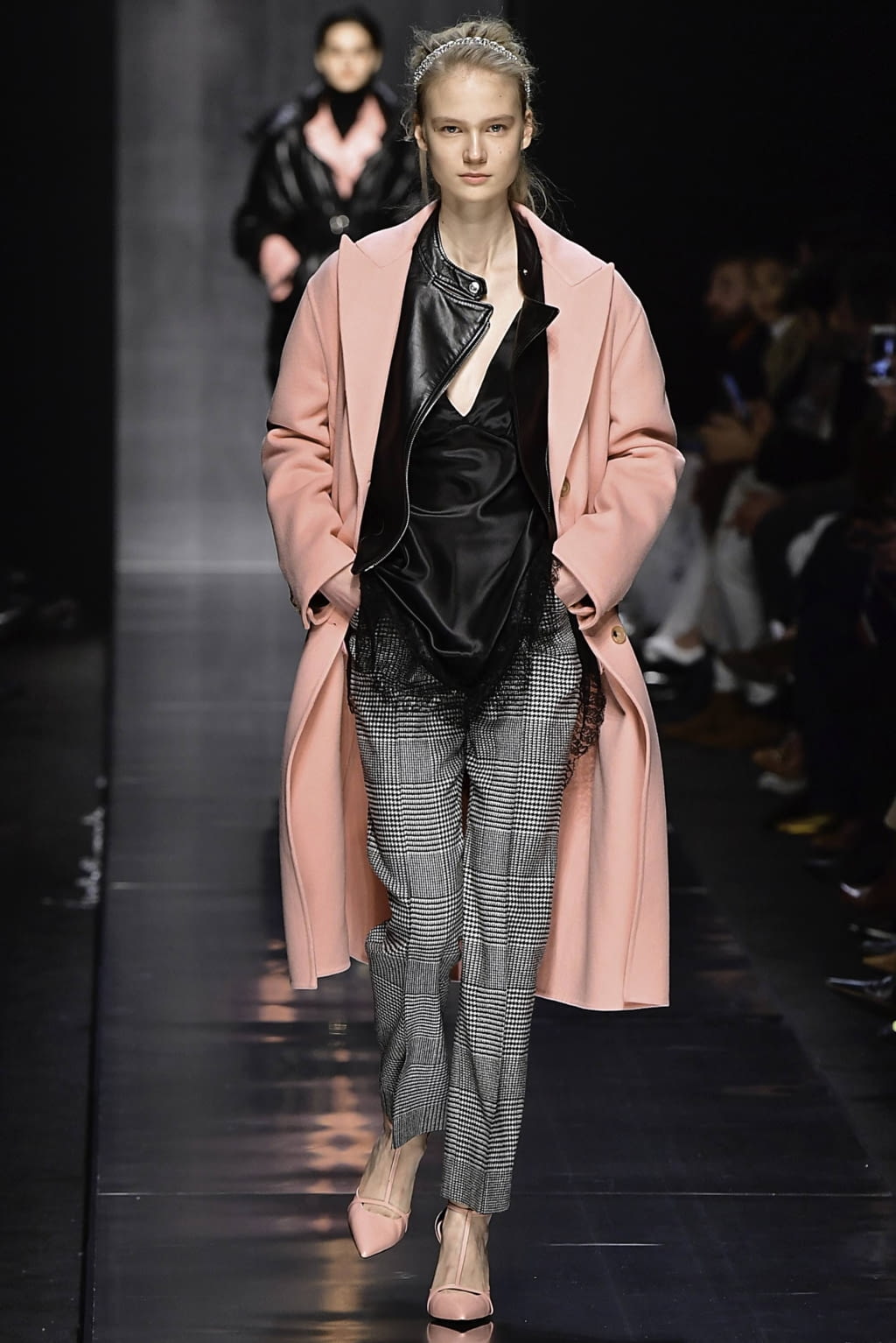 Fashion Week Milan Fall/Winter 2019 look 14 from the Ermanno Scervino collection 女装