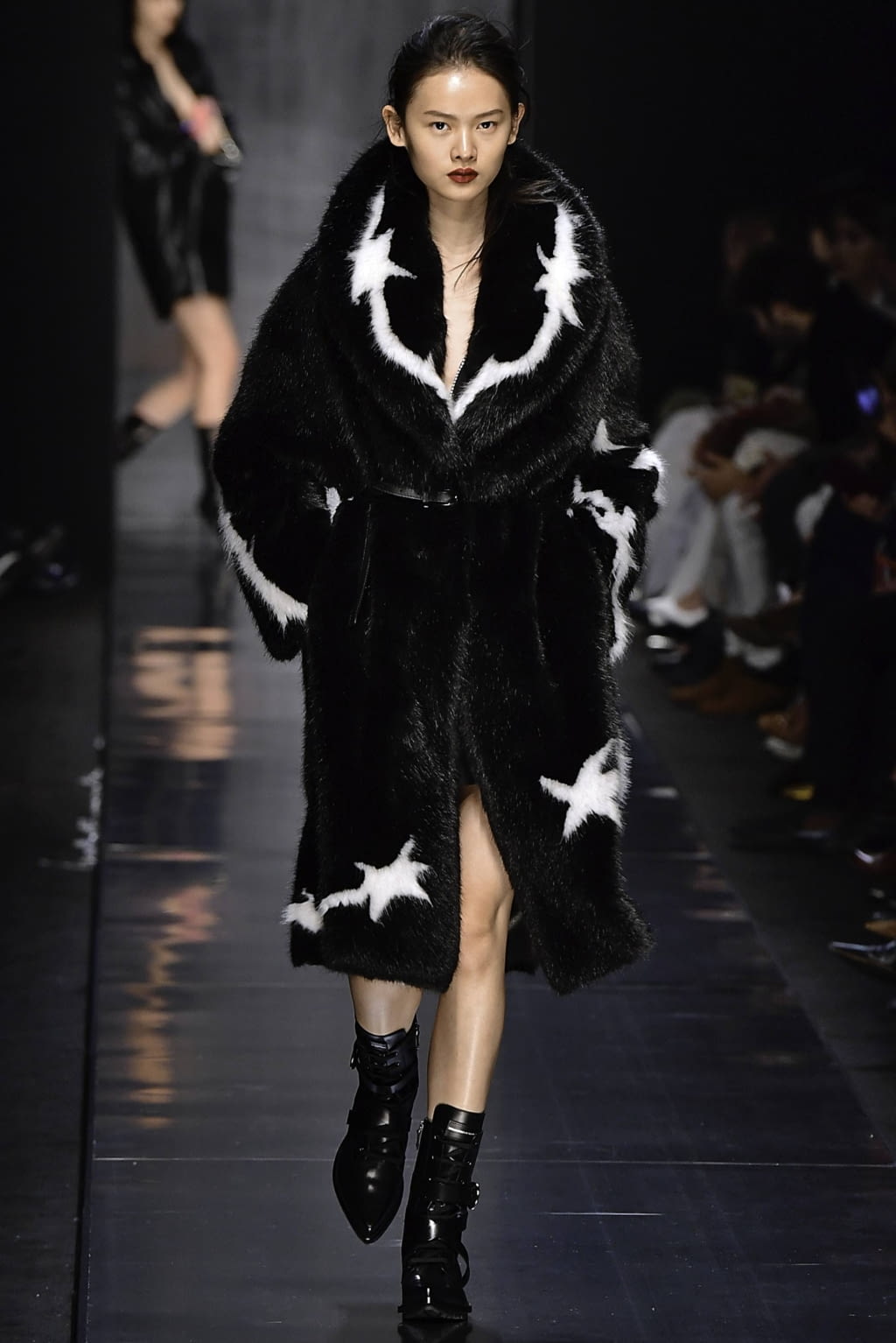 Fashion Week Milan Fall/Winter 2019 look 20 from the Ermanno Scervino collection 女装