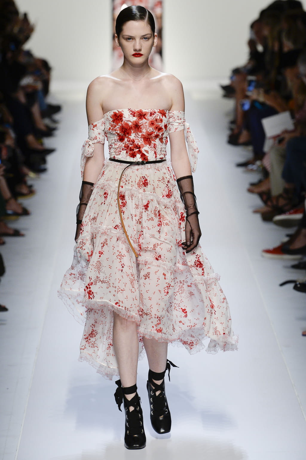 Fashion Week Milan Spring/Summer 2018 look 7 from the Ermanno Scervino collection womenswear