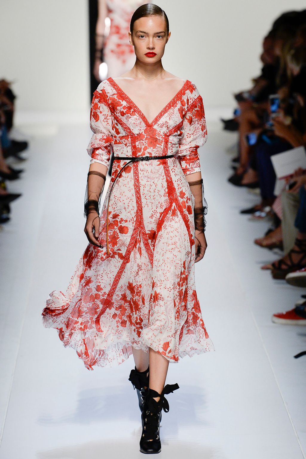 Fashion Week Milan Spring/Summer 2018 look 8 from the Ermanno Scervino collection womenswear