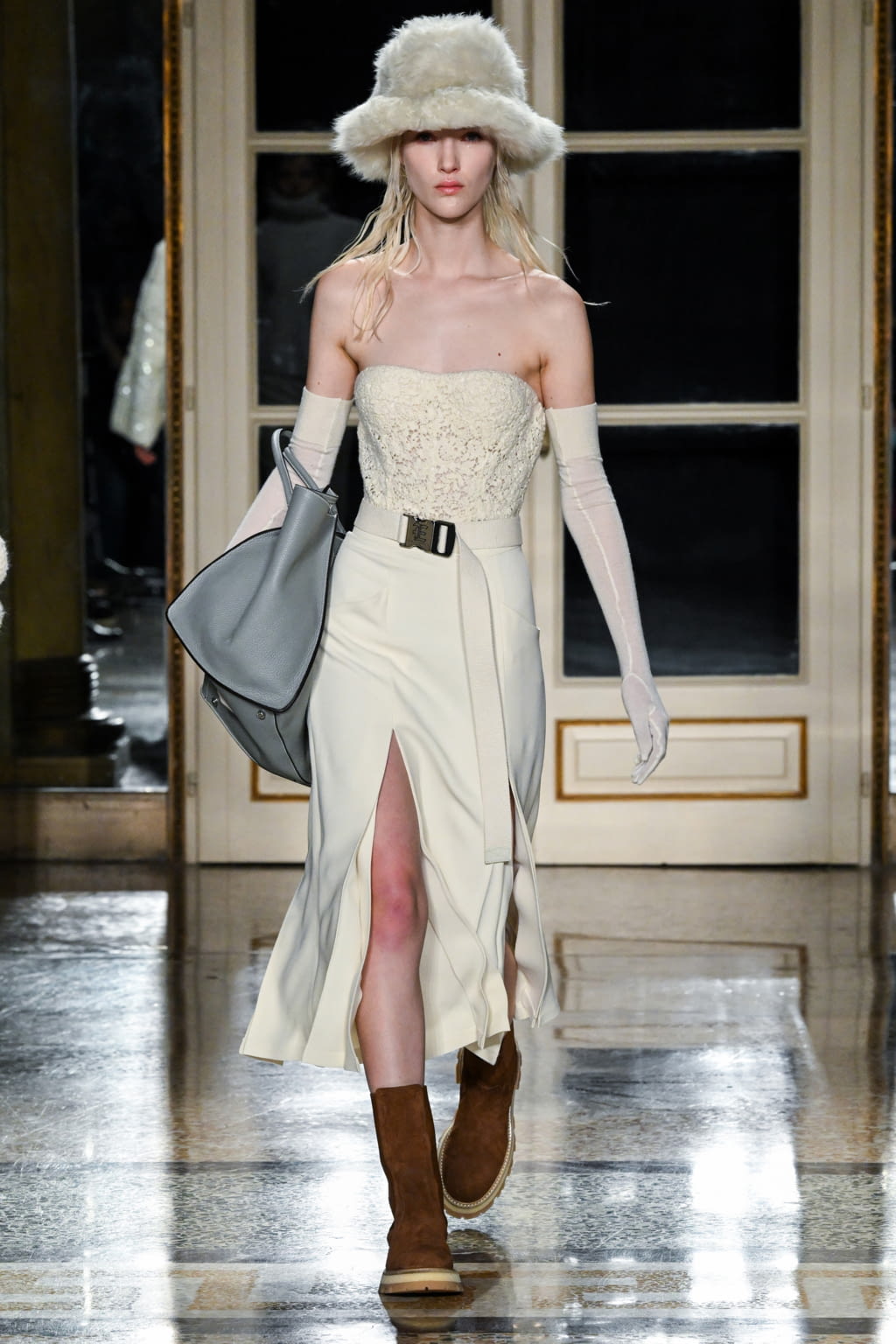 Fashion Week Milan Fall/Winter 2022 look 13 from the Ermanno Scervino collection 女装