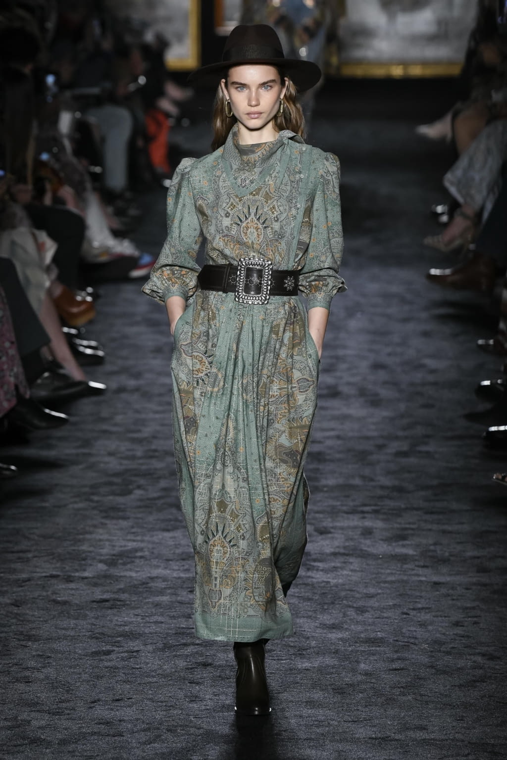 Fashion Week Milan Fall/Winter 2020 look 15 from the Etro collection 女装