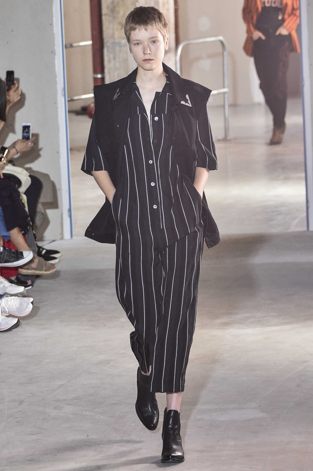Fashion Week Paris Spring/Summer 2019 look 28 from the Études collection 男装