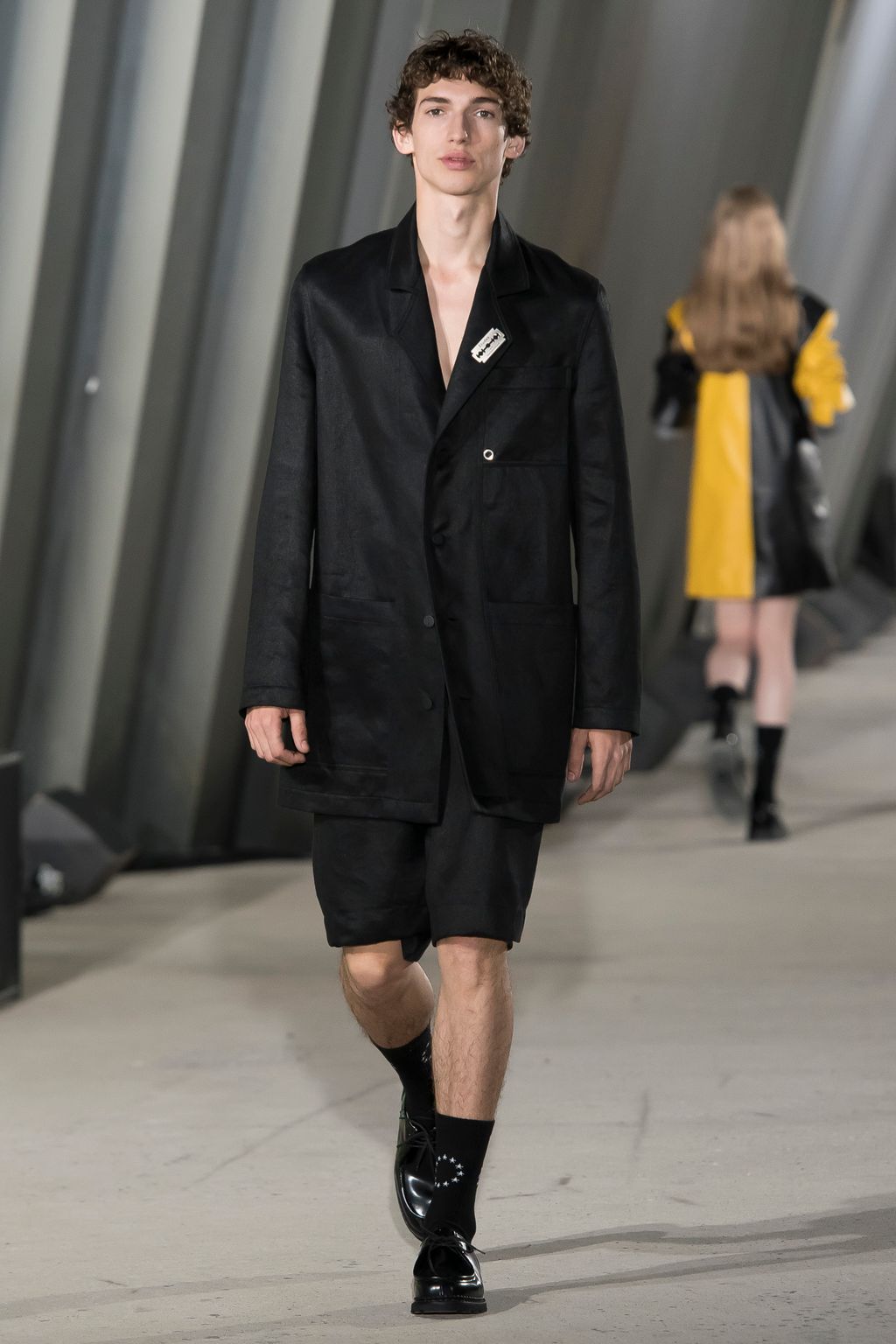 Fashion Week Paris Spring/Summer 2018 look 31 from the Études collection 男装