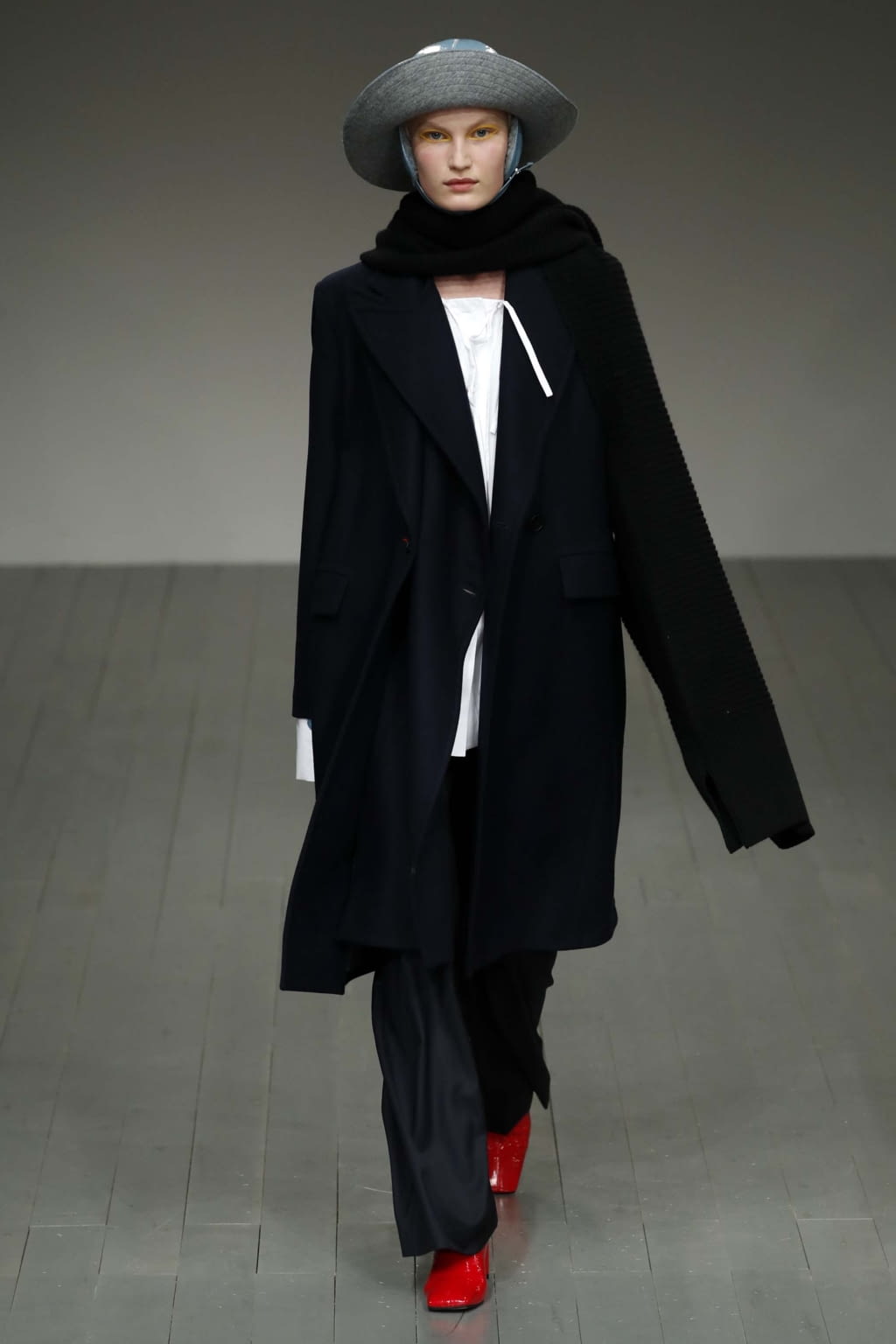 Fashion Week London Fall/Winter 2018 look 23 from the Eudon Choi collection 女装