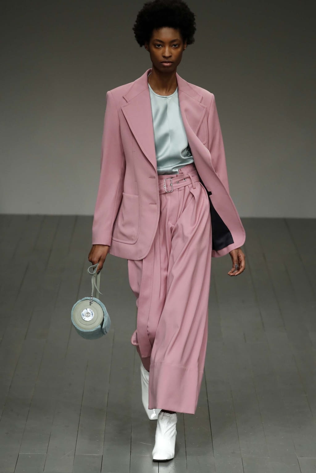 Fashion Week London Fall/Winter 2018 look 30 from the Eudon Choi collection 女装