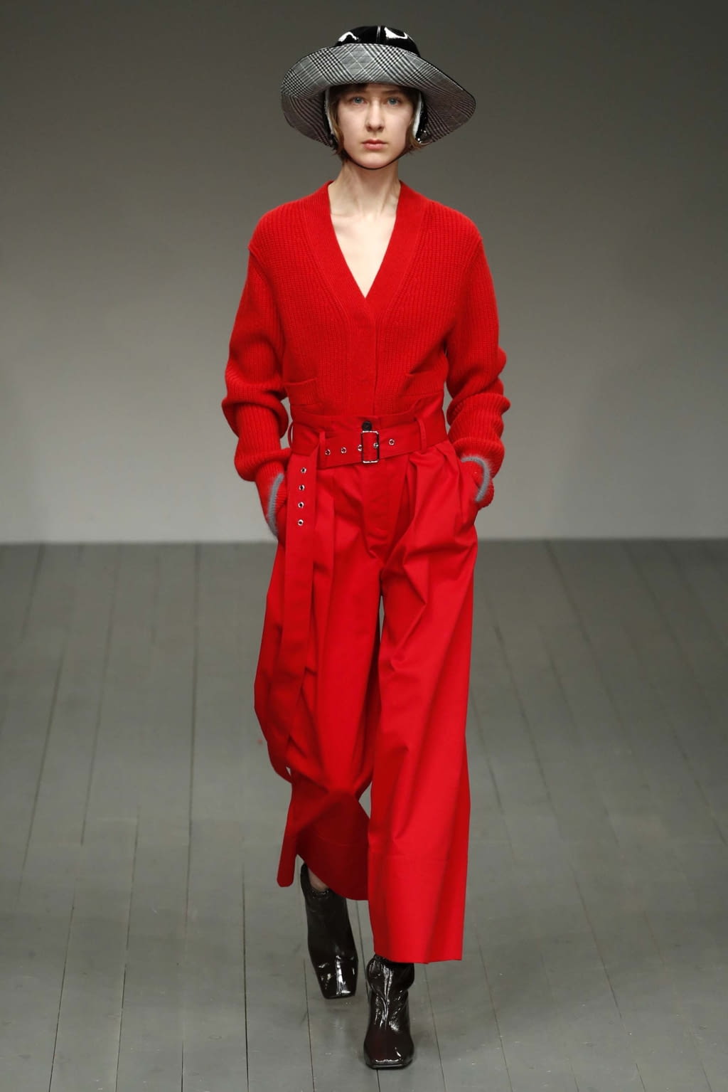 Fashion Week London Fall/Winter 2018 look 36 from the Eudon Choi collection 女装
