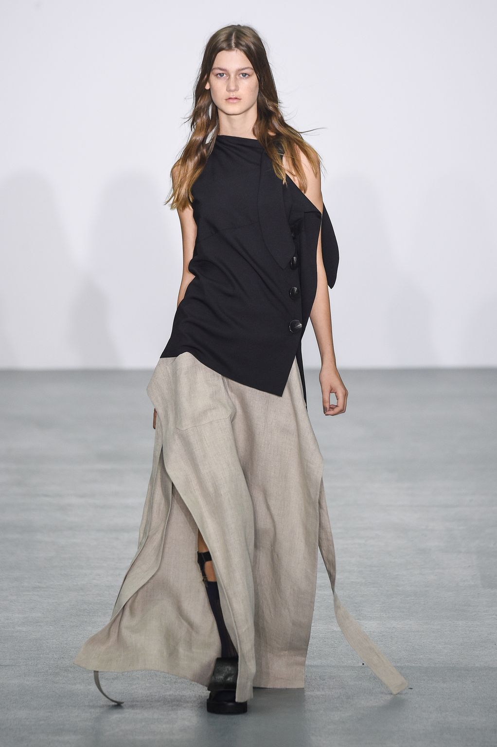 Fashion Week London Spring/Summer 2017 look 37 from the Eudon Choi collection womenswear