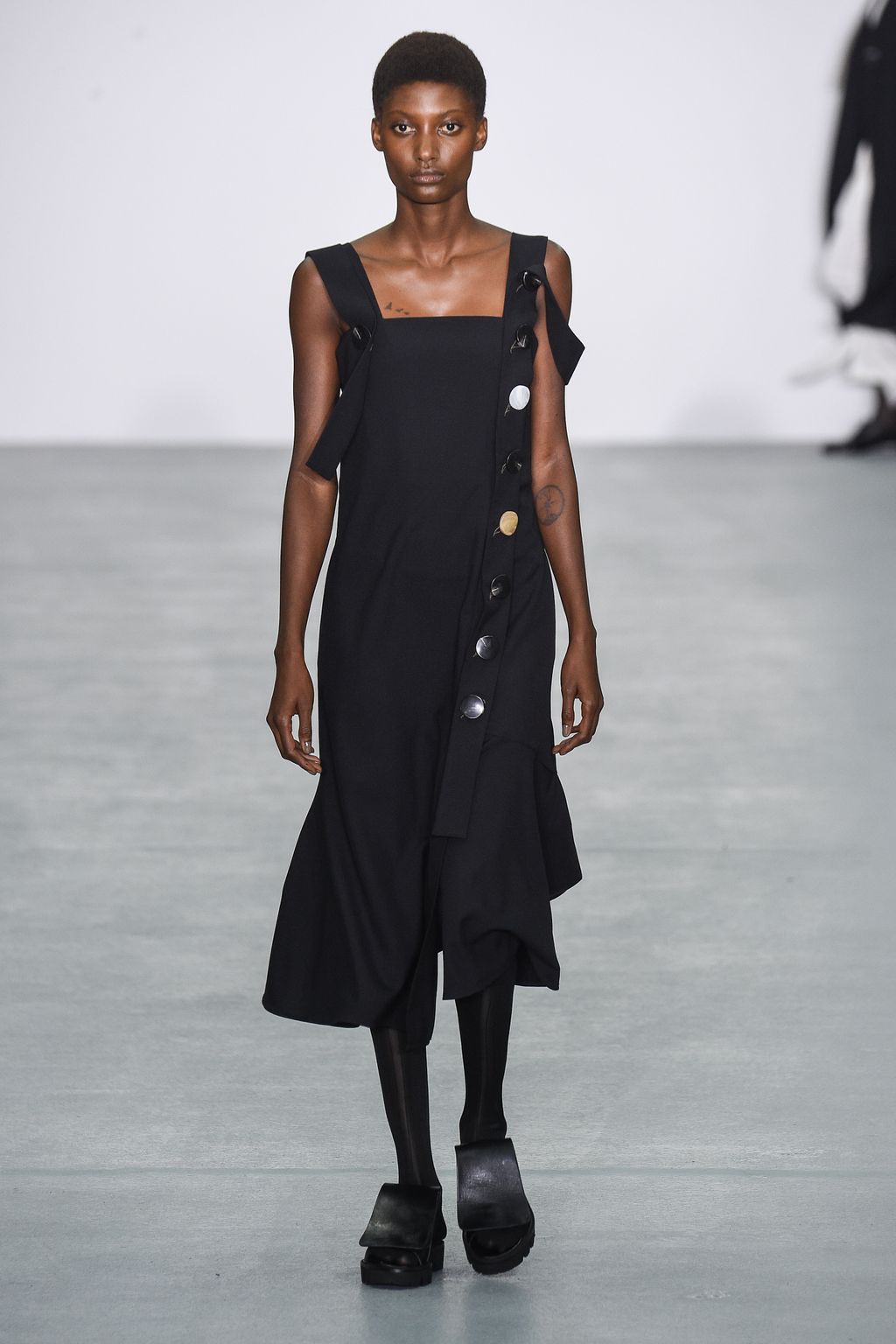 Fashion Week London Spring/Summer 2017 look 36 from the Eudon Choi collection womenswear