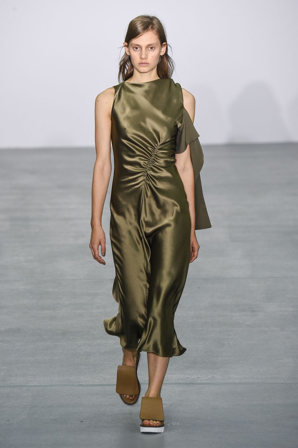 Fashion Week London Spring/Summer 2017 look 40 from the Eudon Choi collection womenswear