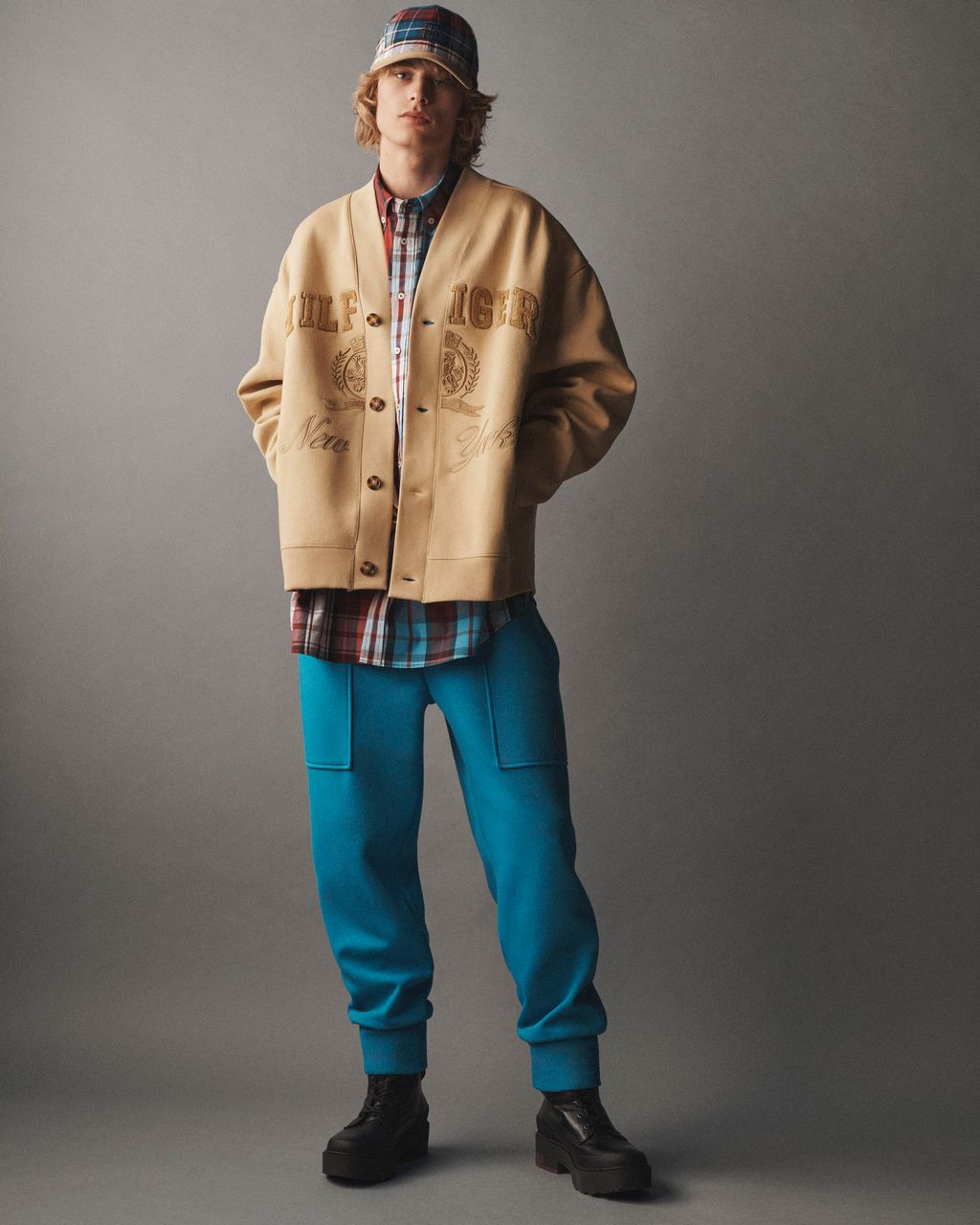 Fashion Week New York Fall/Winter 2023 look 3 from the Tommy Hilfiger collection menswear
