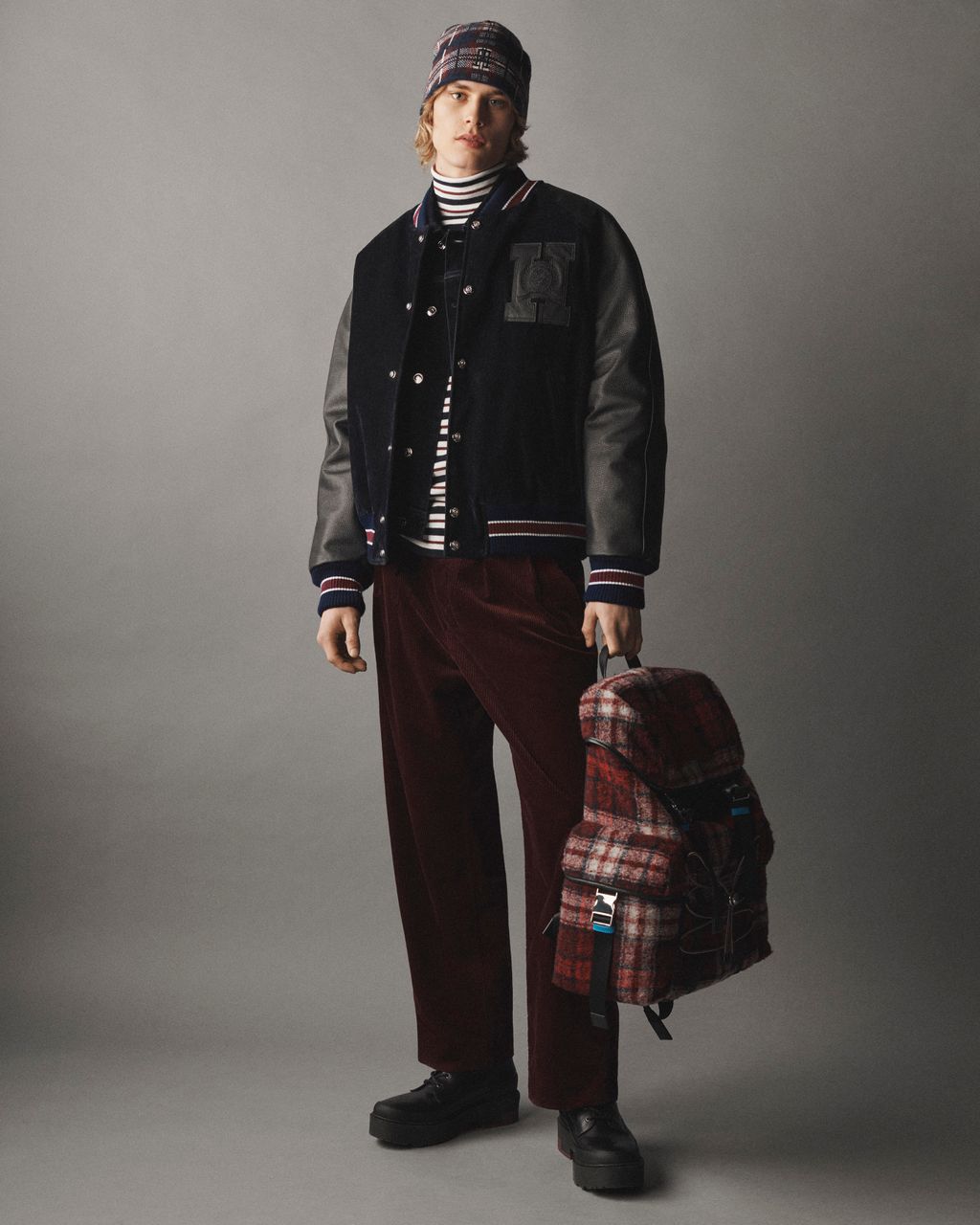Fashion Week New York Fall/Winter 2023 look 7 from the Tommy Hilfiger collection menswear