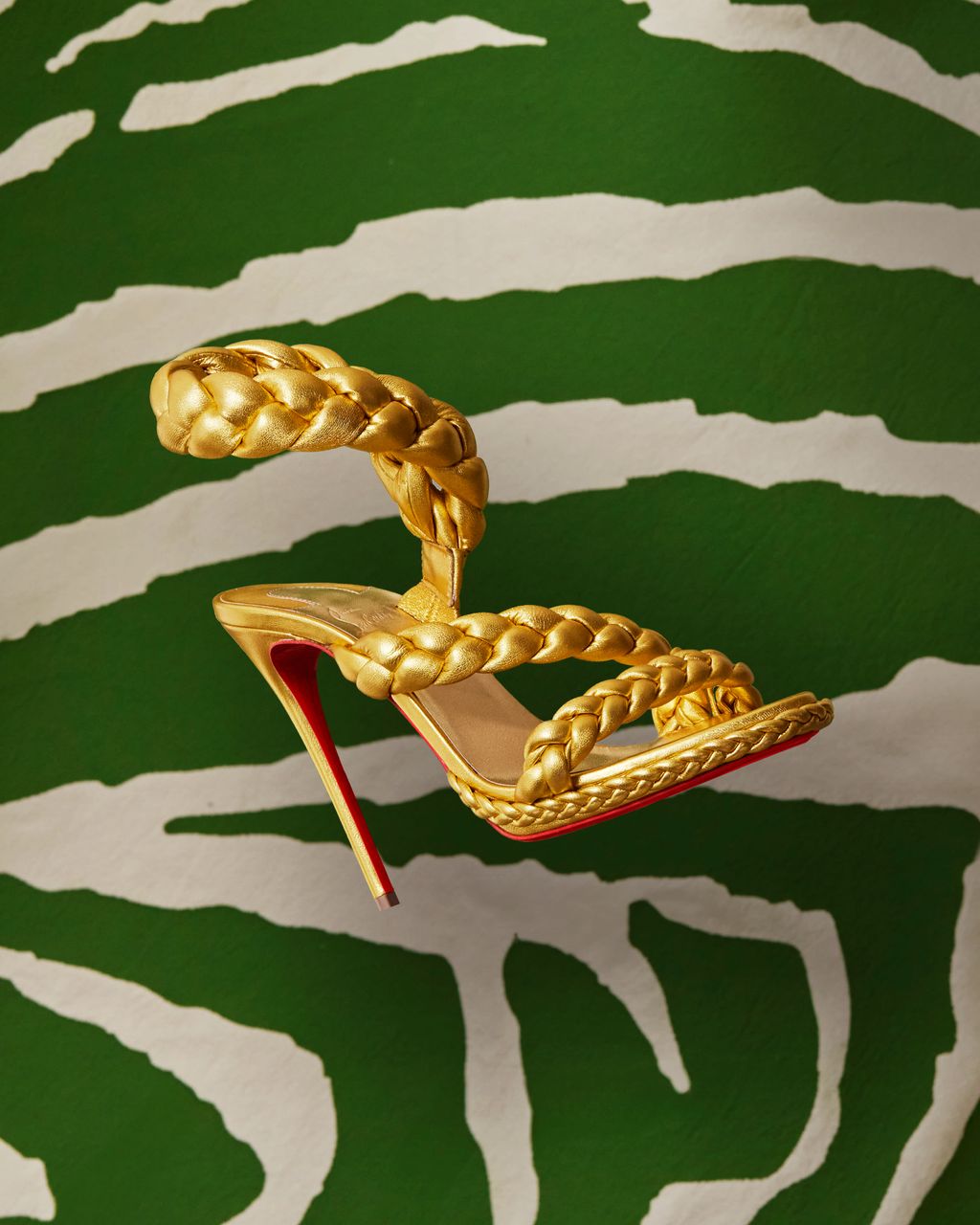 Fashion Week Paris Fall/Winter 2024 look 60 de la collection Christian Louboutin womenswear accessories