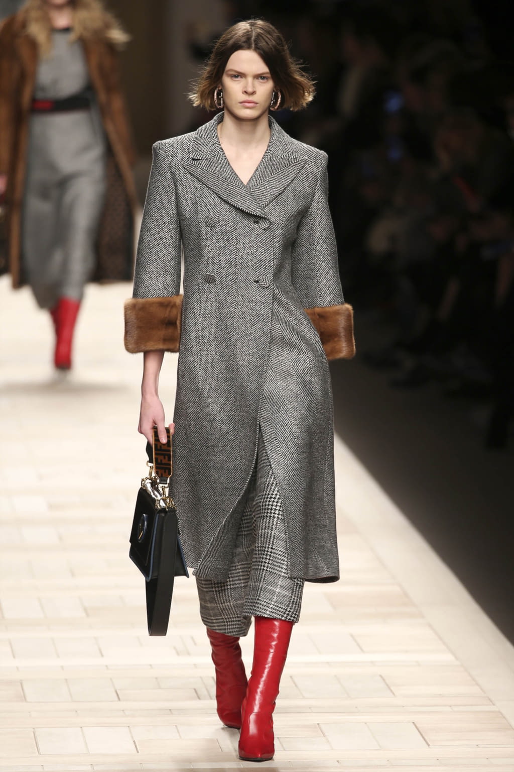 Fashion Week Milan Fall/Winter 2017 look 1 from the Fendi collection 女装