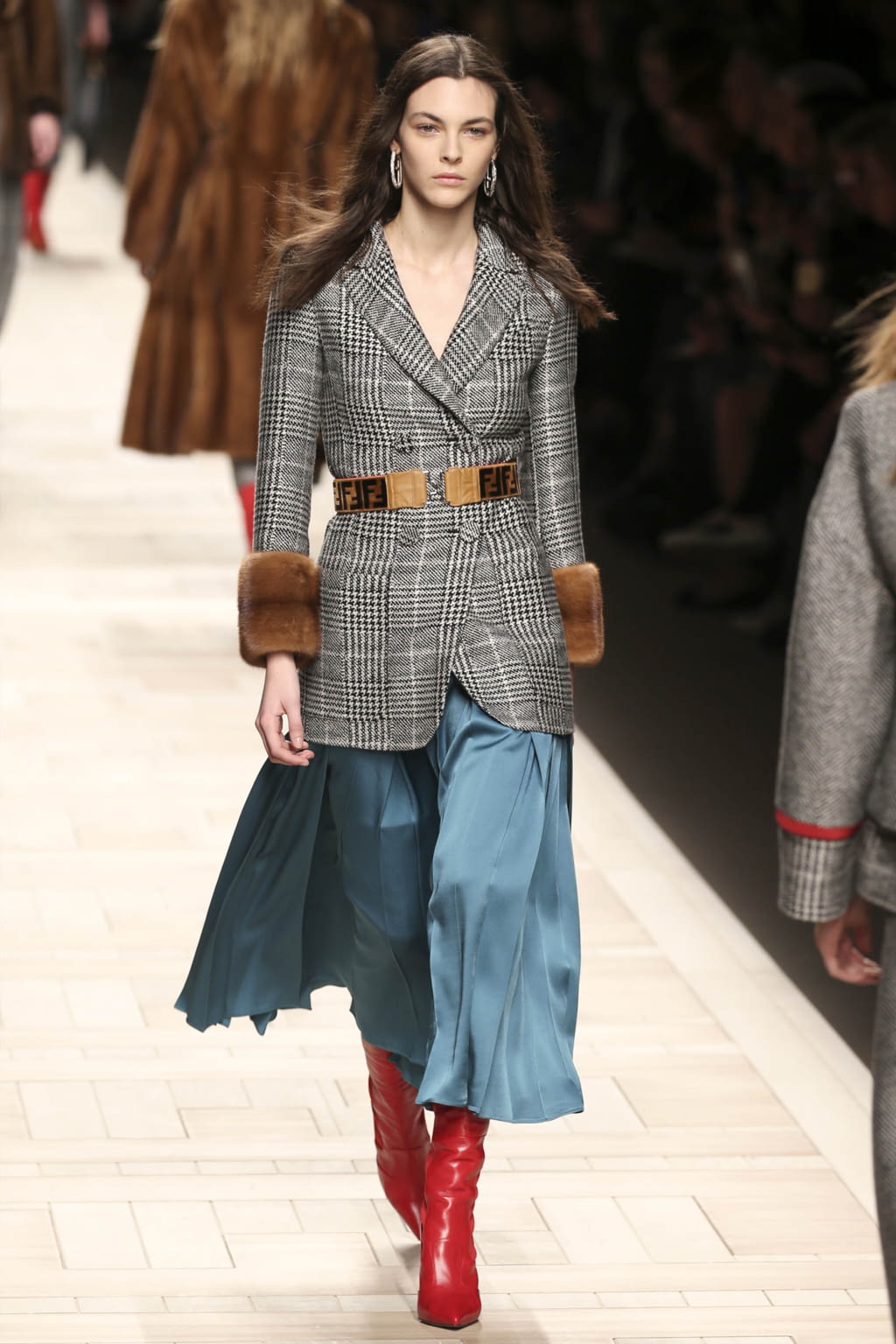 Fashion Week Milan Fall/Winter 2017 look 4 from the Fendi collection 女装