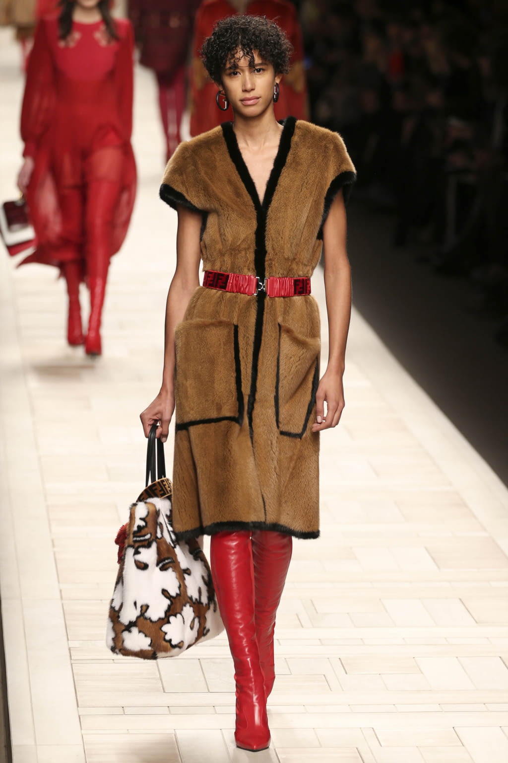 Fashion Week Milan Fall/Winter 2017 look 14 from the Fendi collection 女装