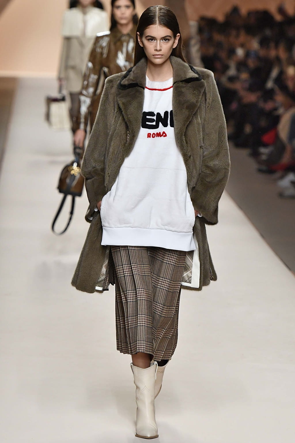 Fashion Week Milan Fall/Winter 2018 look 3 from the Fendi collection womenswear