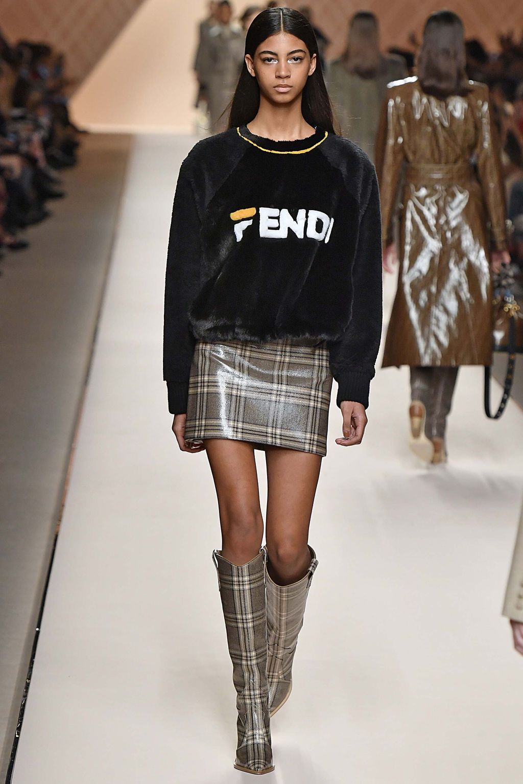 Fashion Week Milan Fall/Winter 2018 look 6 from the Fendi collection 女装