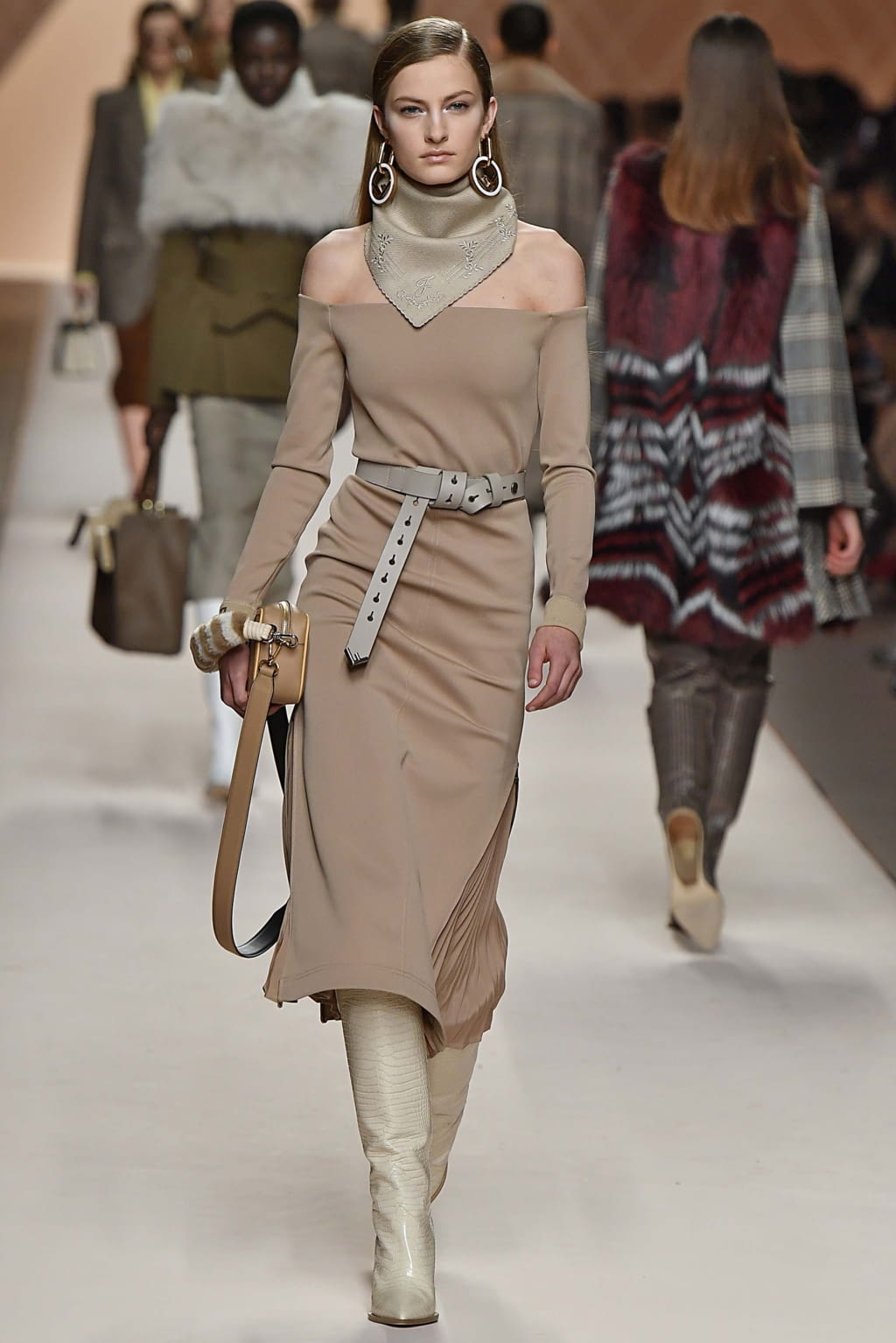 Fashion Week Milan Fall/Winter 2018 look 13 from the Fendi collection 女装